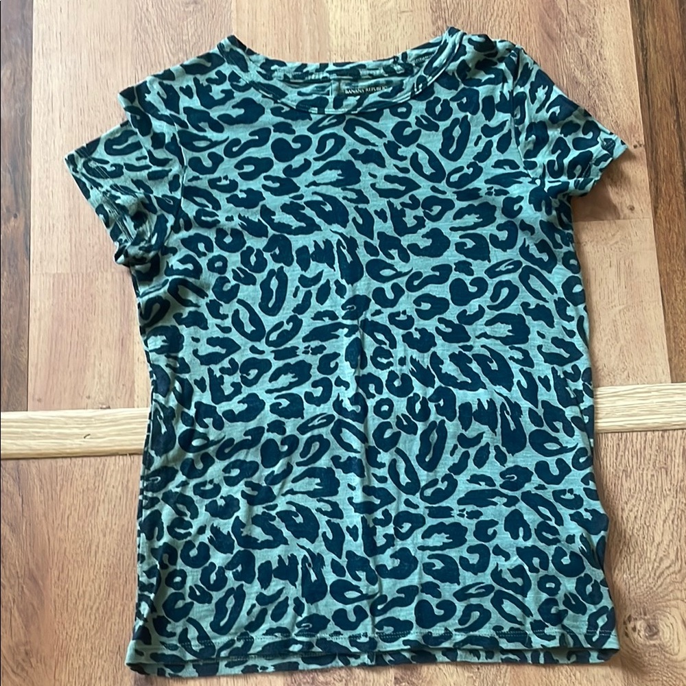 Banana Republic green and black cheetah print tee